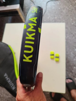 Pala pádel KUIMKA con su funda y cintas recambio