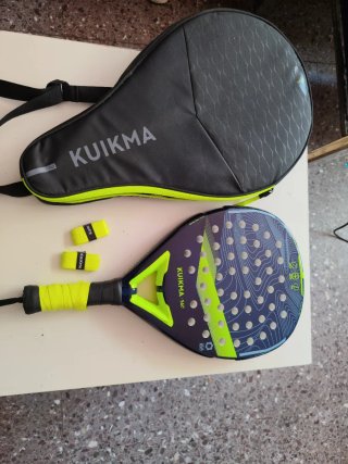 Pala pádel KUIMKA con su funda y cintas recambio