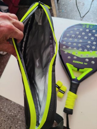 Pala pádel KUIMKA con su funda y cintas recambio
