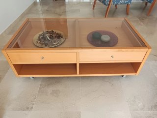 Mesa de centro madera y cristal con cajones.