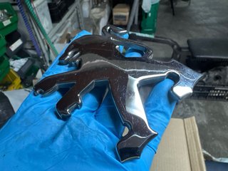 Anagrama Peugeot León Cromado