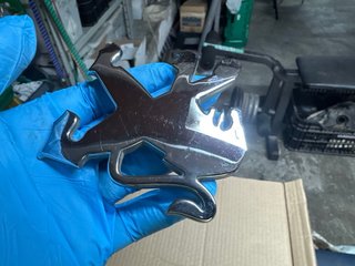 Anagrama Peugeot León Cromado