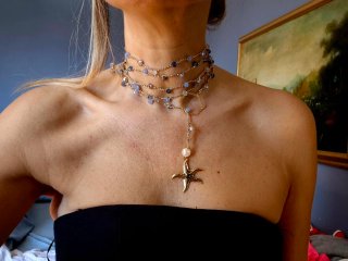 Collana dorata uncinetto con cristalli