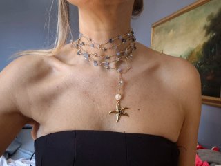Collana dorata uncinetto con cristalli