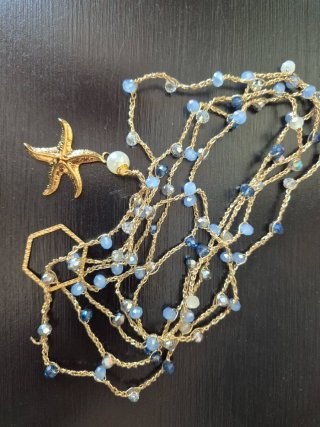 Collana dorata uncinetto con cristalli