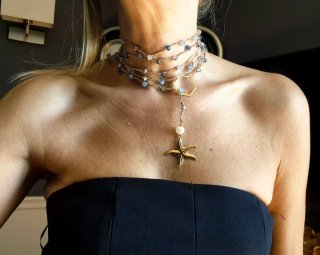 Collana dorata uncinetto con cristalli