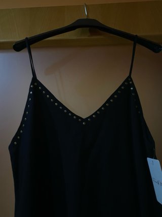 Vestido negro con tachuelas