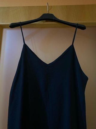 Vestido negro con tachuelas