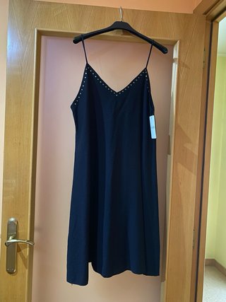 Vestido negro con tachuelas
