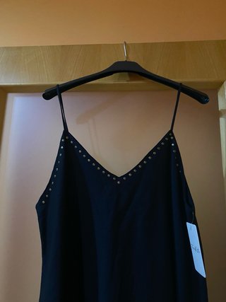 Vestido negro con tachuelas