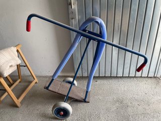 Carro de transporte azul con ruedas