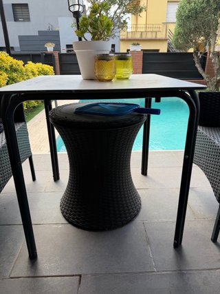 Mesa de terraza blanca y amarilla