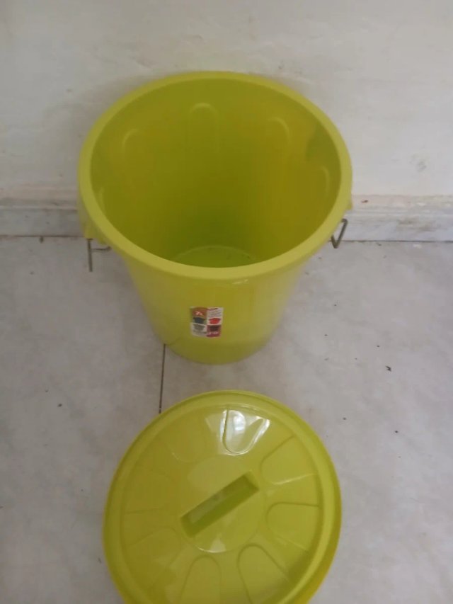 Cubo pequeño amarillo con asas