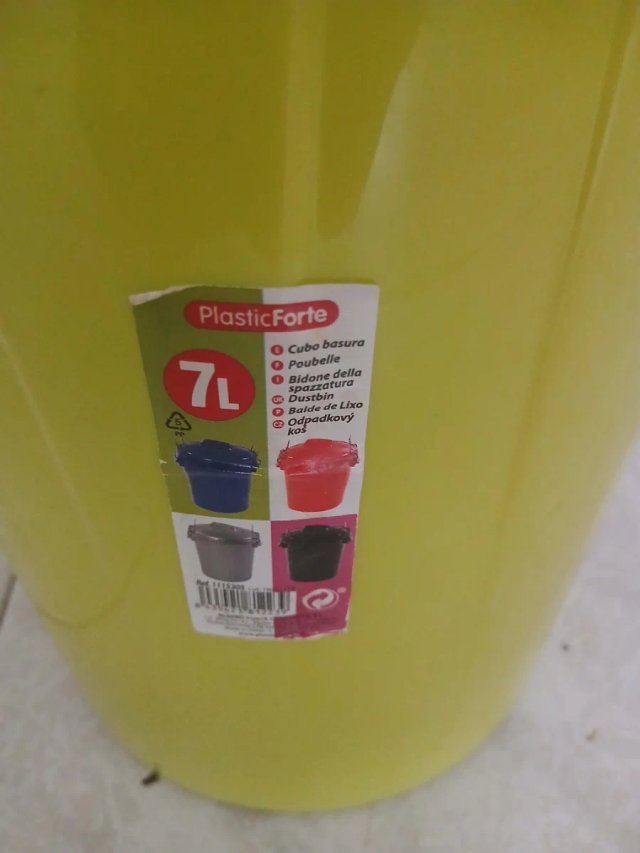 Cubo pequeño amarillo con asas