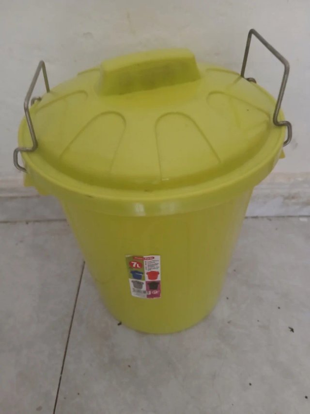 Cubo pequeño amarillo con asas