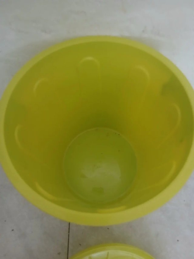 Cubo pequeño amarillo con asas