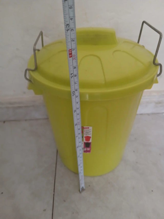 Cubo pequeño amarillo con asas