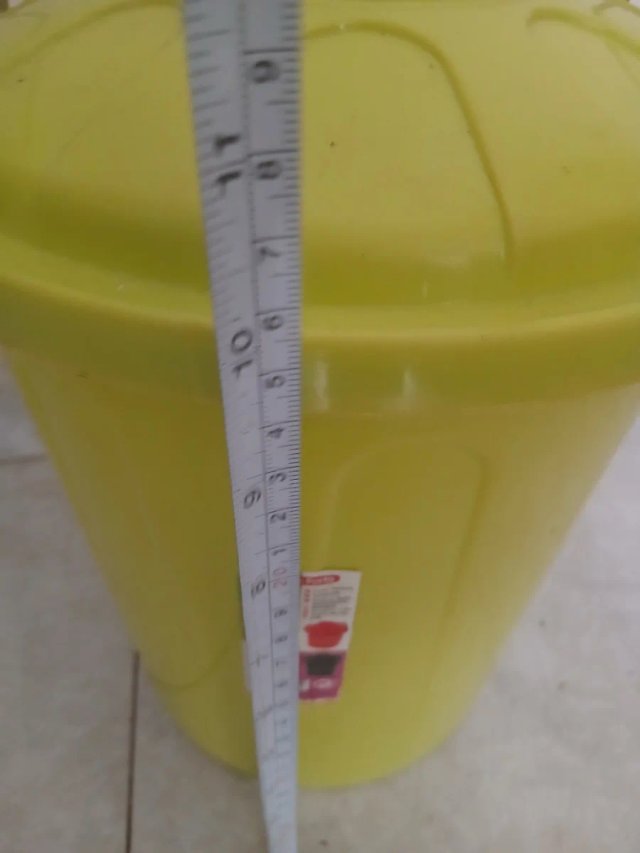 Cubo pequeño amarillo con asas