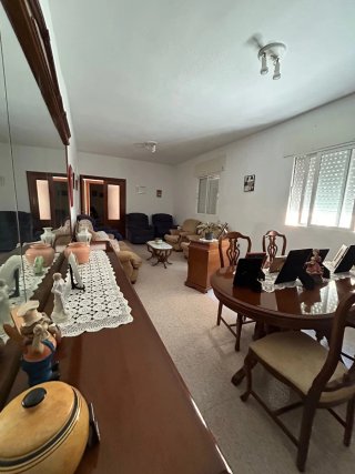 Se vende casa con huerto.
