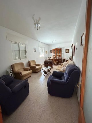 Se vende casa con huerto.