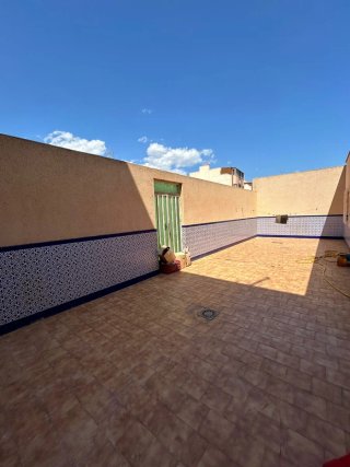 Se vende casa con huerto.