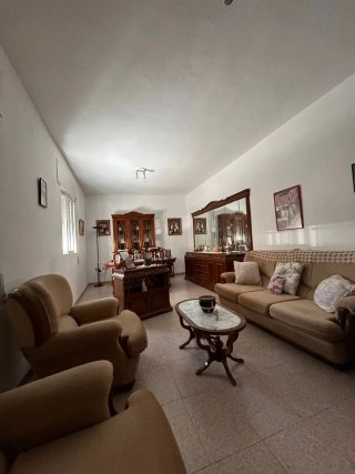 Se vende casa con huerto.