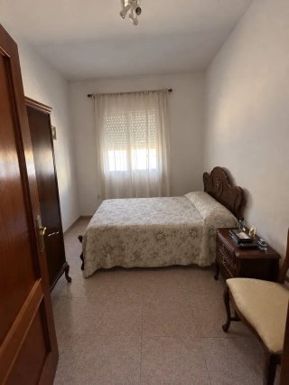 Se vende casa con huerto.