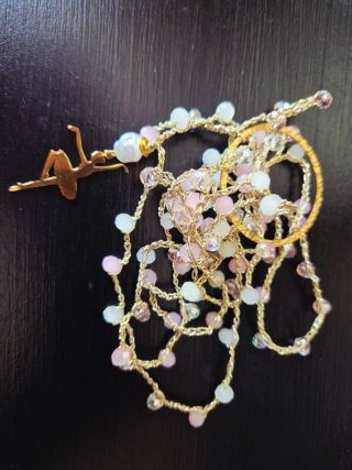 Collana dorata con cristalli rosa
