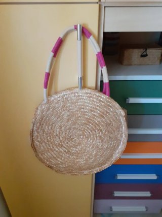Borsa rotonda in rafia beige e fucsia