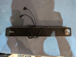 Barra de Sonido Trust Negra y Plateada