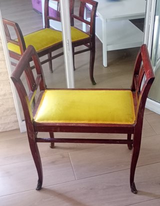 Sillón Vintage y Banqueta en Terciopelo