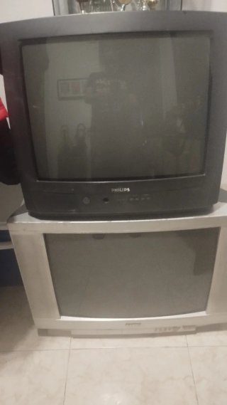2 TVs: Philips 22 y Samsung 35