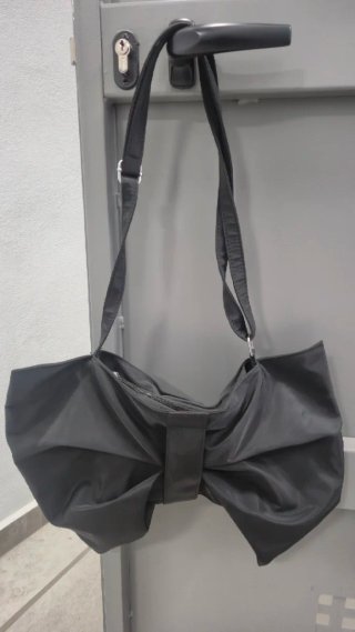 Bolso negro con diseño de lazo