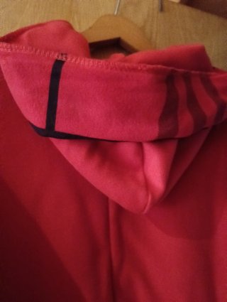 Chaqueta roja oversize con capucha