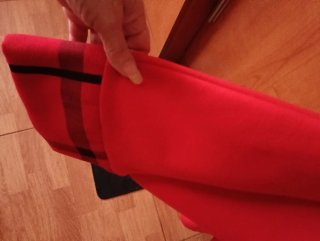 Chaqueta roja oversize con capucha