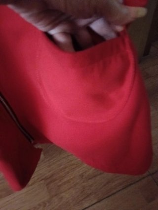 Chaqueta roja oversize con capucha