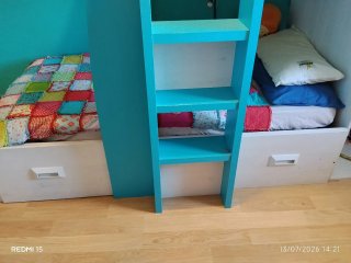 Litera de madera azul y blanca