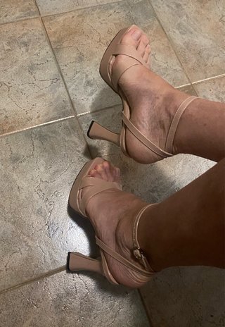 Sandalias charol tacón alto beige