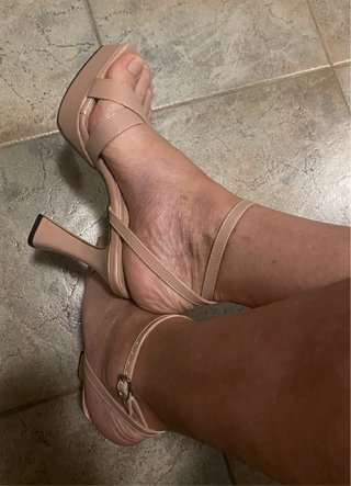 Sandalias charol tacón alto beige