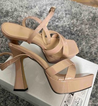 Sandalias charol tacón alto beige