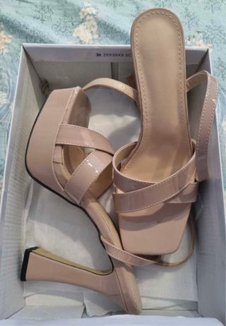 Sandalias charol tacón alto beige