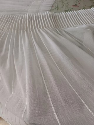 Cortinas de cocina blancas y barra metálica