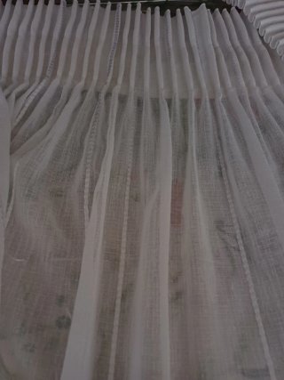 Cortinas de cocina blancas y barra metálica