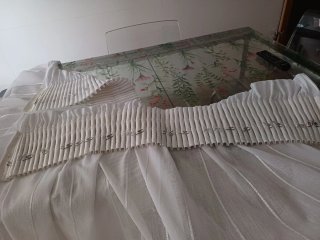 Cortinas de cocina blancas y barra metálica