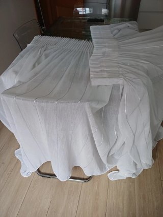 Cortinas de cocina blancas y barra metálica