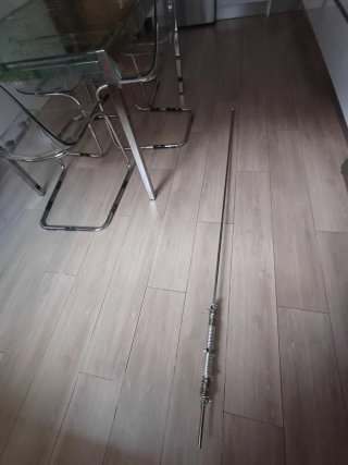 Cortinas de cocina blancas y barra metálica