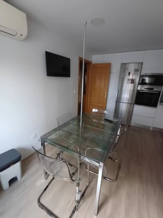 Cortinas de cocina blancas y barra metálica