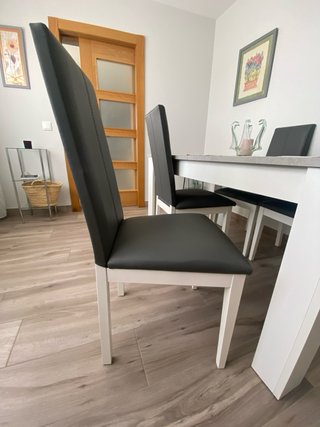 Mesa extensible y 4 sillas comedor
