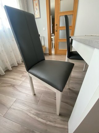 Mesa extensible y 4 sillas comedor
