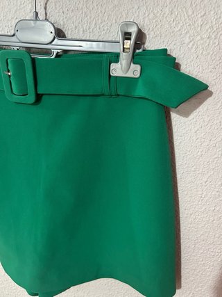 Falda pantalón verde con cinturón Stradivarius M